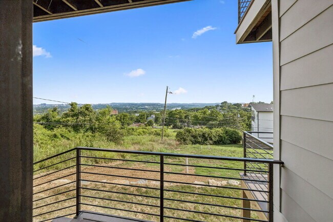 Building Photo - "Spacious 4-Bed, 4-Bath Gem in Nashville -...