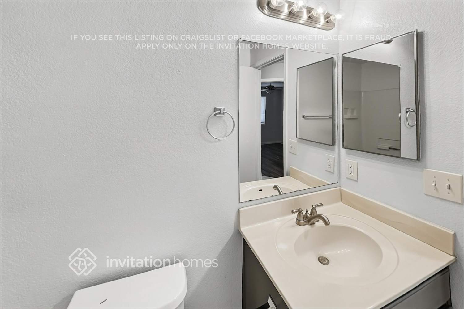Building Photo - 7546 W Jenan Dr