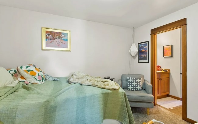Building Photo - Bright & stylish end-unit 2 Bedroom 1.5 Ba...