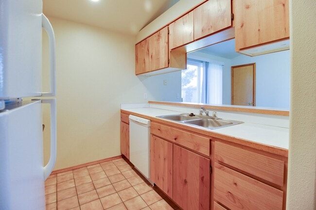 Building Photo - 2144 SW Reindeer Ave