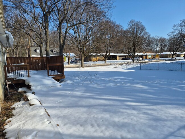 Building Photo - Charming 3 Bedroom Home