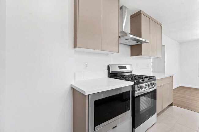Building Photo - BEAUTIFUL CORNER HOUSE IN THE HEART OF VAL...