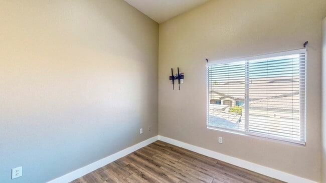 Building Photo - 3 Bedroom 2 full bath condo ready for move in located in wonderful Mountains Edge .