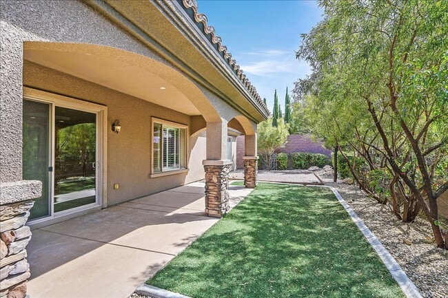 Building Photo - Stunning 1-story home in the prestigious Club at Madeira Canyon guard gated community!