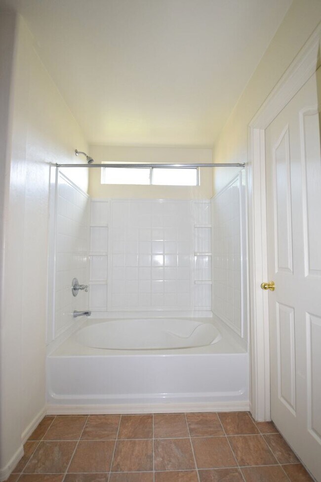 Building Photo - Spacious 3 bedroom 2.5  bath home with a loft