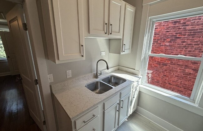 Building Photo - 2724 Jefferson Ave