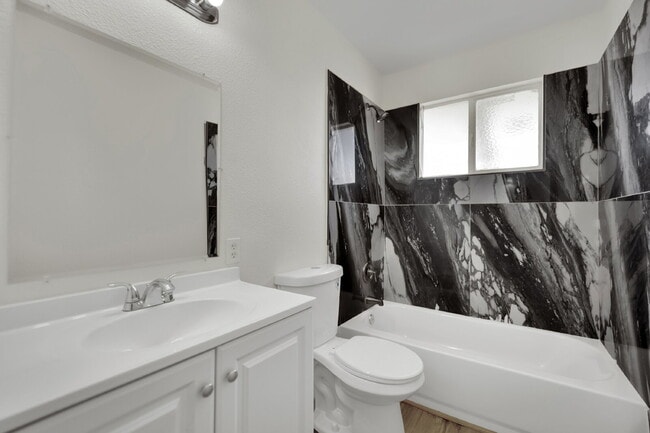 Building Photo - 1304 Rexford Pl