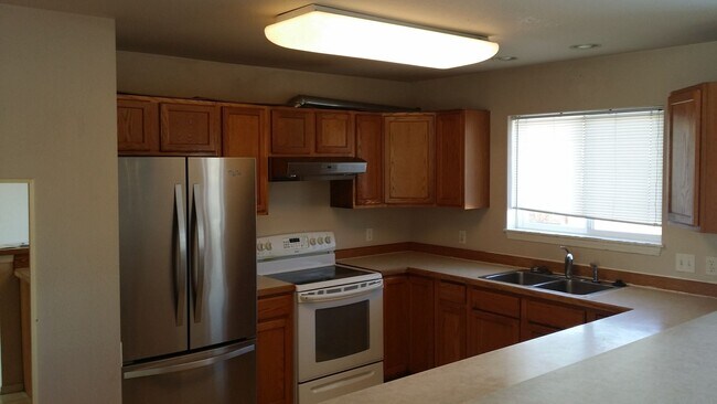 Building Photo - 2503 Lily Dr