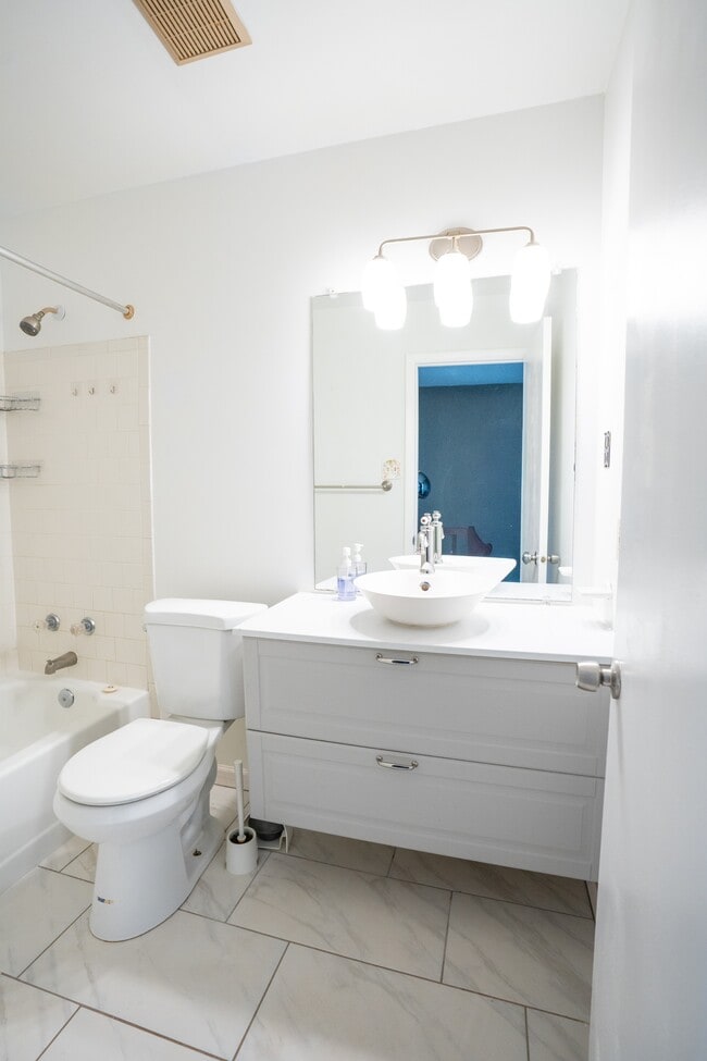 Building Photo - 8202 Ashford Blvd