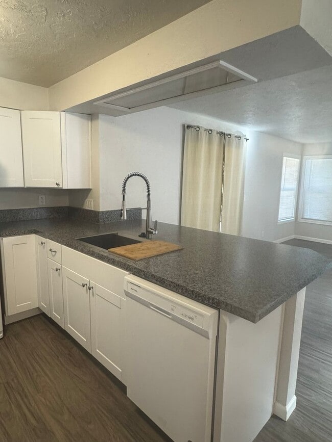 Building Photo - Great 3-Bedroom, 2-Bath Ranch Style Home w...