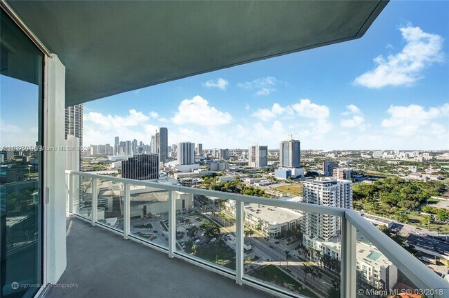 Building Photo - 1900 N Bayshore Dr