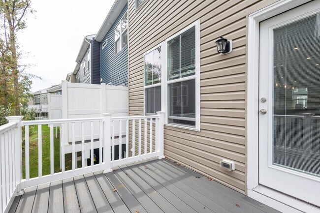 Building Photo - Stunning 3 BR/2 Full BA & 2 Half BA Townho...