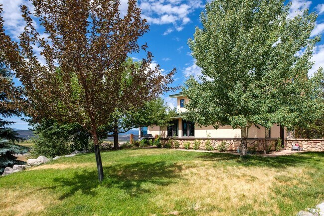 Building Photo - Private Hillside Ranch Home Available Wint...