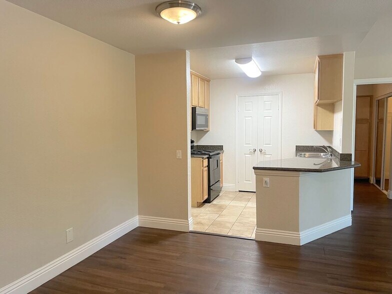 Building Photo - 2400 Del Mar Way