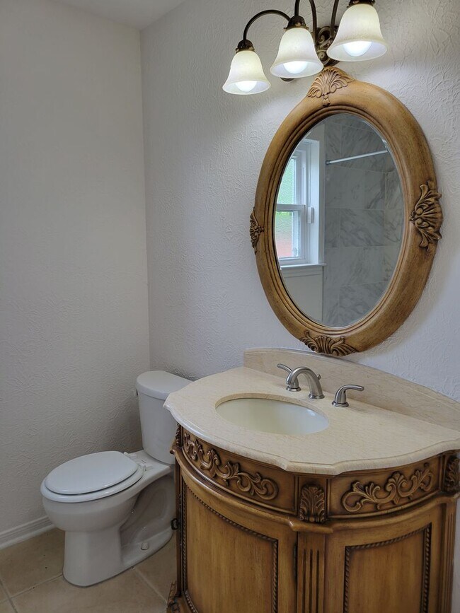 Building Photo - 3bd/2ba house close to major shopping, restaurants, and Ft. Hood!