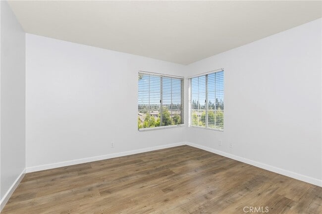 Building Photo - 10 Bravo Ln