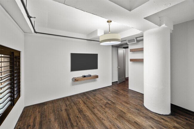 Building Photo - 1025 S Shepherd Dr