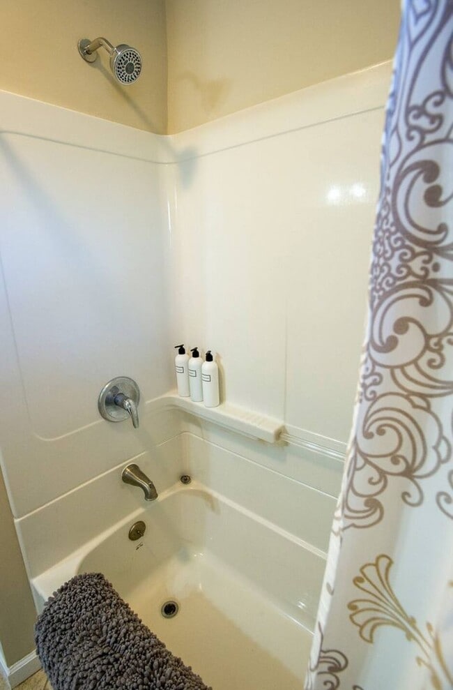 Building Photo - Large Fully Furnished Home, Must See!