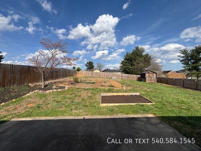 Building Photo - 3615 Ellen Dr