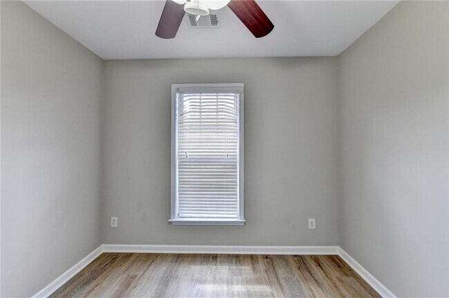 Building Photo - 4005 Edgecomb Dr