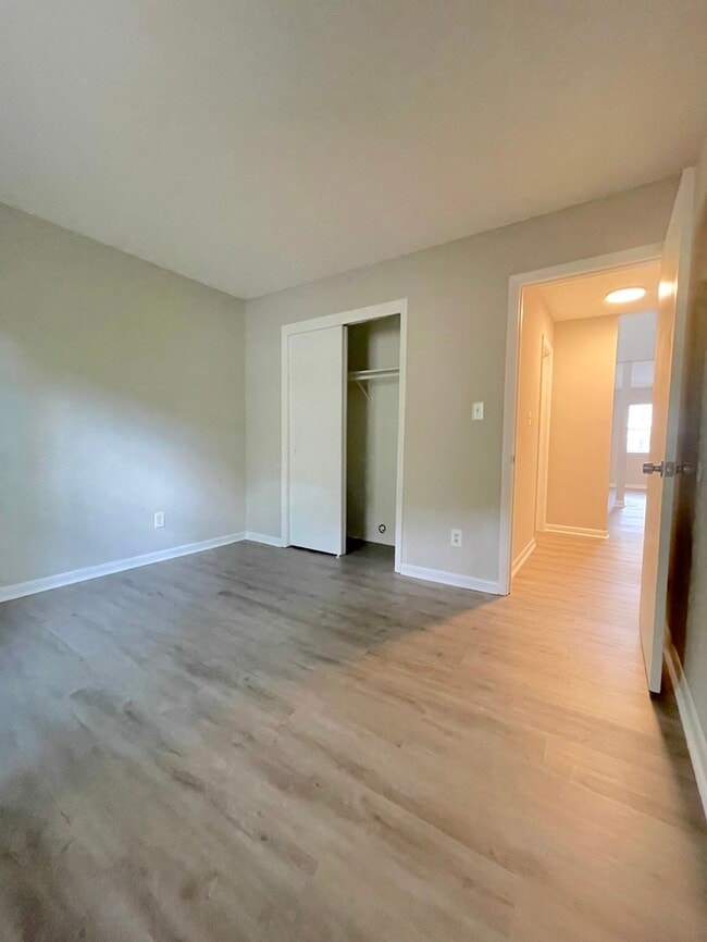 Building Photo - UPDATED 2BED/1BATH TOWNHOME IN TOWN CENTER...