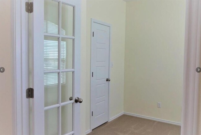 Building Photo - 704 Carillion Dr