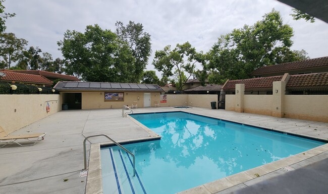 Building Photo - Your perfect Ventura retreat—spacious 3 be...