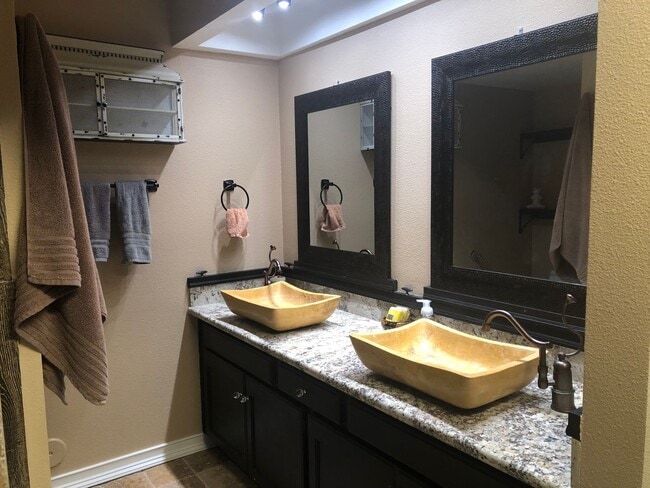 Building Photo - Perfect & Newly Updated Vacation Home, 45+ Active Adult Community. Available May through April 2027!
