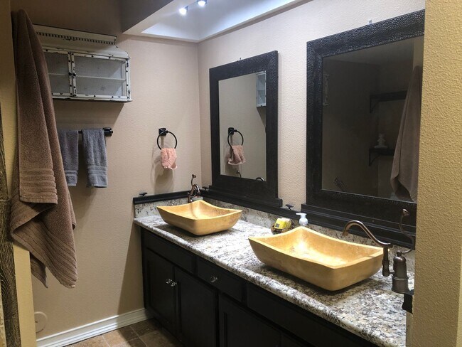 Building Photo - Perfect & Newly Updated Vacation Home, 45+ Active Adult Community. Available May through October2026