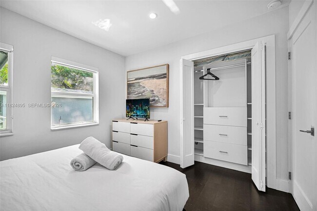 Building Photo - 150 NE 50th St