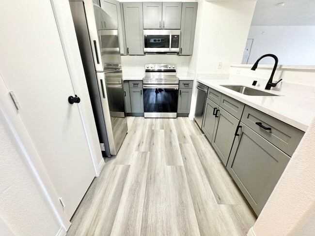 Building Photo - 2 Bedroom, 2 Full Bath Newly Renovated Con...
