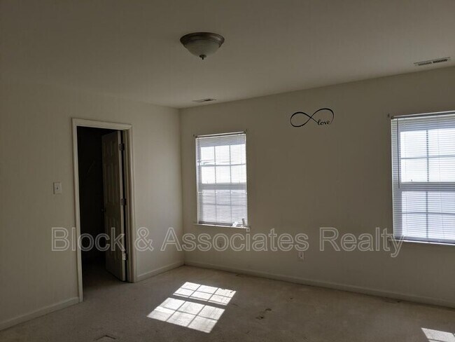 Building Photo - 120 Willow Ridge Dr