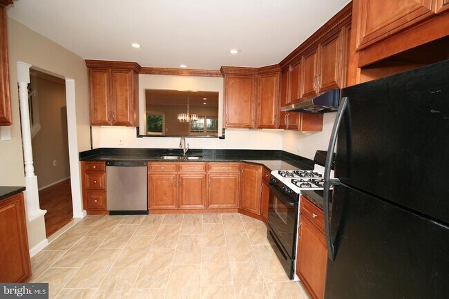 Building Photo - 512 Suffield Dr