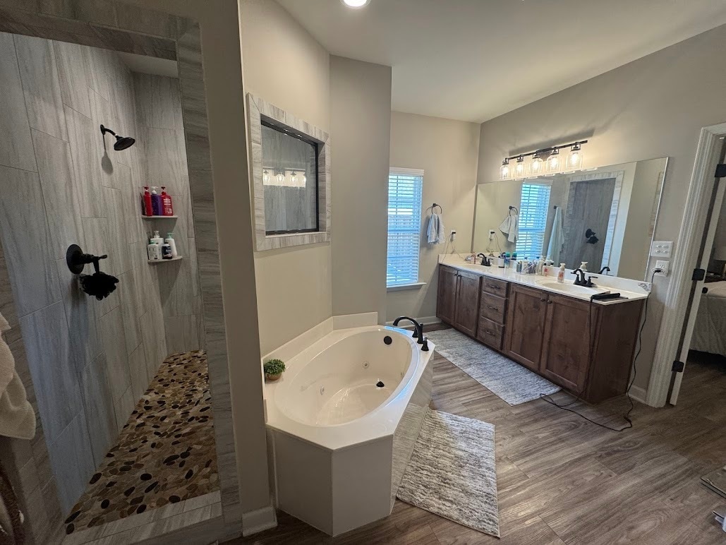 Master Bathroom - 2533 Darlene St