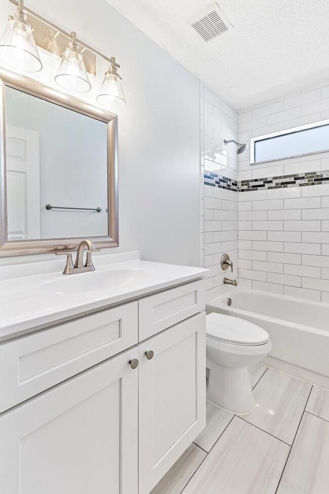 Building Photo - Charming Waterfront Home in Southside
