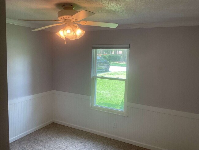 Building Photo - "Charming 3-Bedroom Haven with 2 Full Bath...