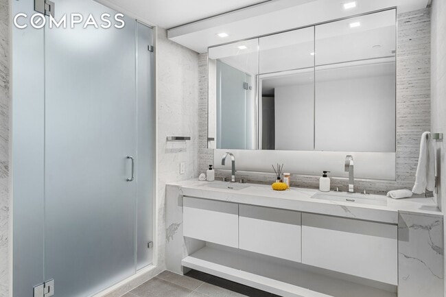 Building Photo - 135 E 38th St