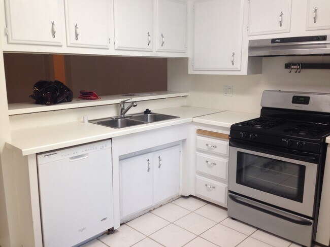 Building Photo - 715 Huntley Dr