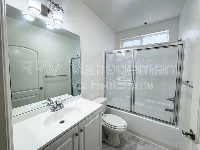 Building Photo - 843 Hayworth Ave