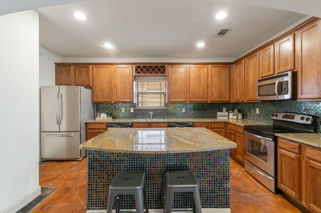 Building Photo - * MOVE IN SUMMER 7/25/2027 * 5 Bed 3 Bath Very Short Walk to TUC Campus