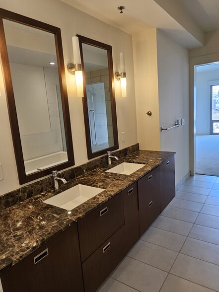 Primary Bathroom - 1310 NW Naito Pky