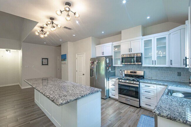 Building Photo - 514 Prado Dr