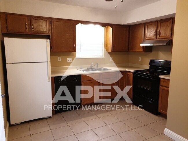 Building Photo - Spacious 2 Bd 1.5 Ba Townhouse in Halls!