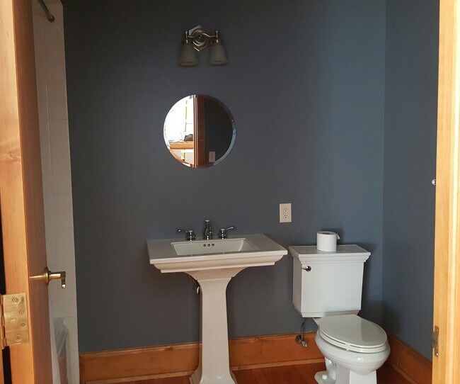 Bathroom - 59 College St