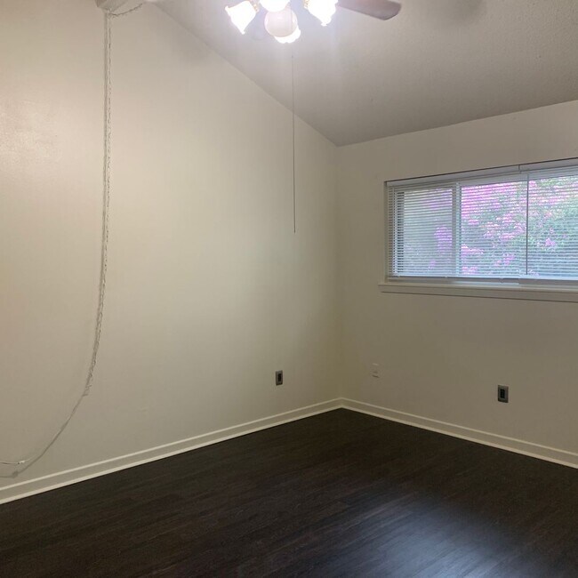 Building Photo - Spacious 3 bedroom 2 Full baths townhouse.
