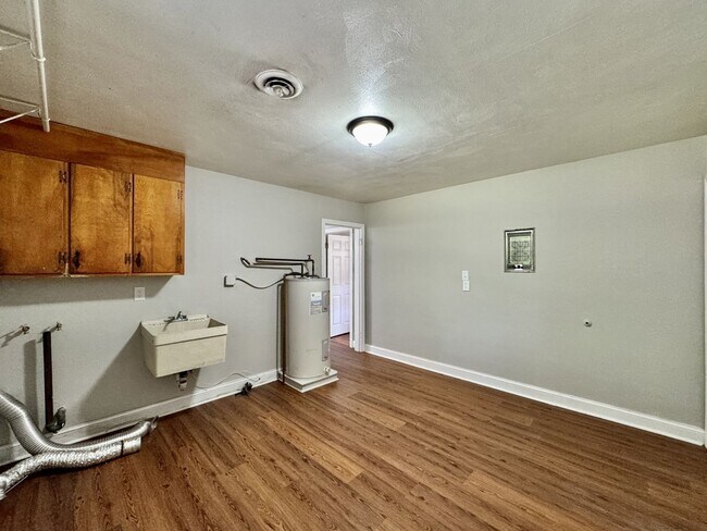 Building Photo - Recently Updated 4-Bedroom Ranch Home w/a 2 Bedroom Guest Cottage! Ready 04-23-26! Pet Friendly Home