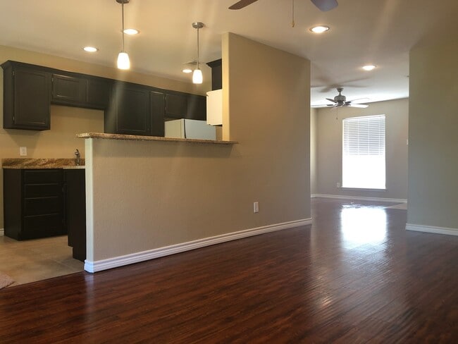 Building Photo - 4 Bedroom / 2 Bath / 2 Car Garage