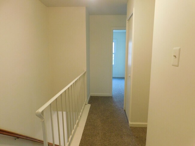 Building Photo - End Unit Townhouse!!