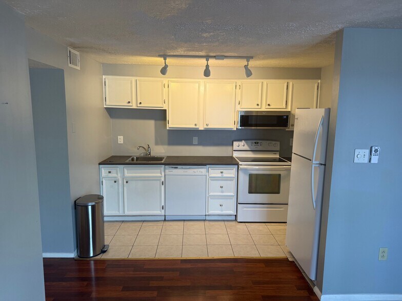 Building Photo - 27512 Evergreen Run