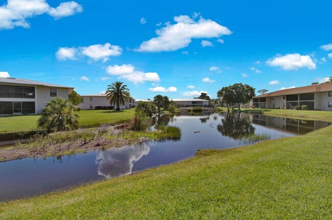 Building Photo - Bright and Spacious 2 Bedroom Condo in Spanish Pines